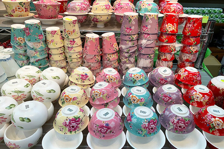 客家花布柄デザインは1つ100元～。