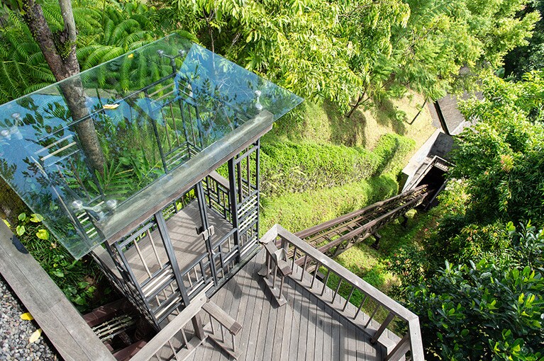 専用のケーブルカーでスパ棟へ。移動の時間が、心をリラックスモードにスイッチさせる。