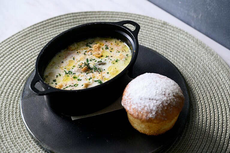 「本日のスープ」からオイスターチャウダー。990円。