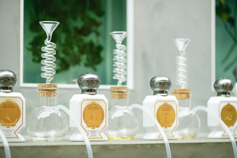 保湿効果もある水性香水「オー・トリプル」 各17,500円。