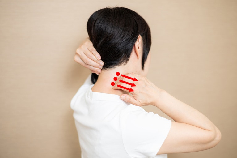 コリがひどいときは、首の後ろから前に引っ張るように流す。