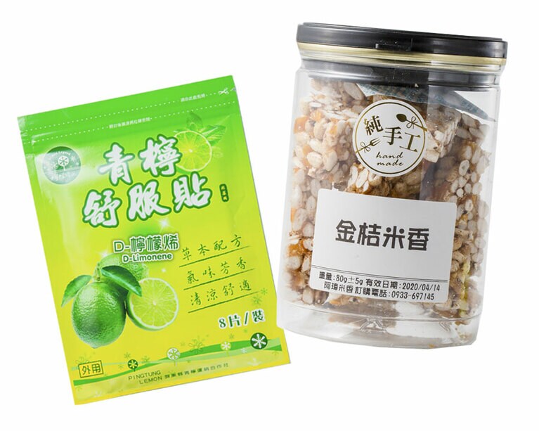 【台北希望廣場 農民市集】左：編集部おすすめ「お茶屋さんの入浴剤は、お茶に浸かれます(笑)。保湿や殺菌効果もあると言われ。体が温まりますよ」東成茶葉 茶浴包(左：茉莉花包種茶浴包 80元、右：包種茶浴包 60元)。、右：コーディネーターおすすめ「キンカン入りおこし。果皮のほろ苦さがクセになります」金桔米香 160元。