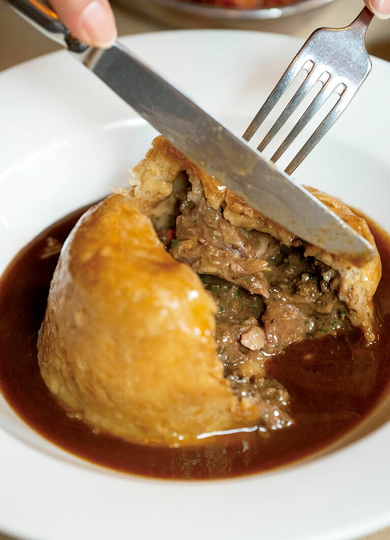 ギネスで煮込んだビーフの旨みを楽しむ“スエット・プディング”£26。イギリス人が好きそうなシンプルでハートが温まる料理が並ぶ。