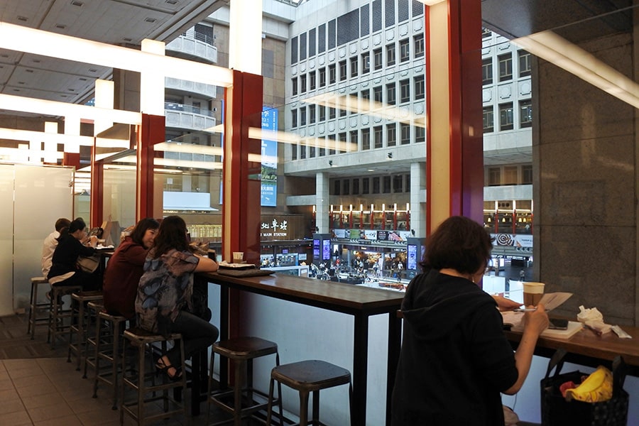 左：スターバックスの店内からは中央ホールを見下ろすことができる。
右：多くの飲食店がひしめき合う2階通路。