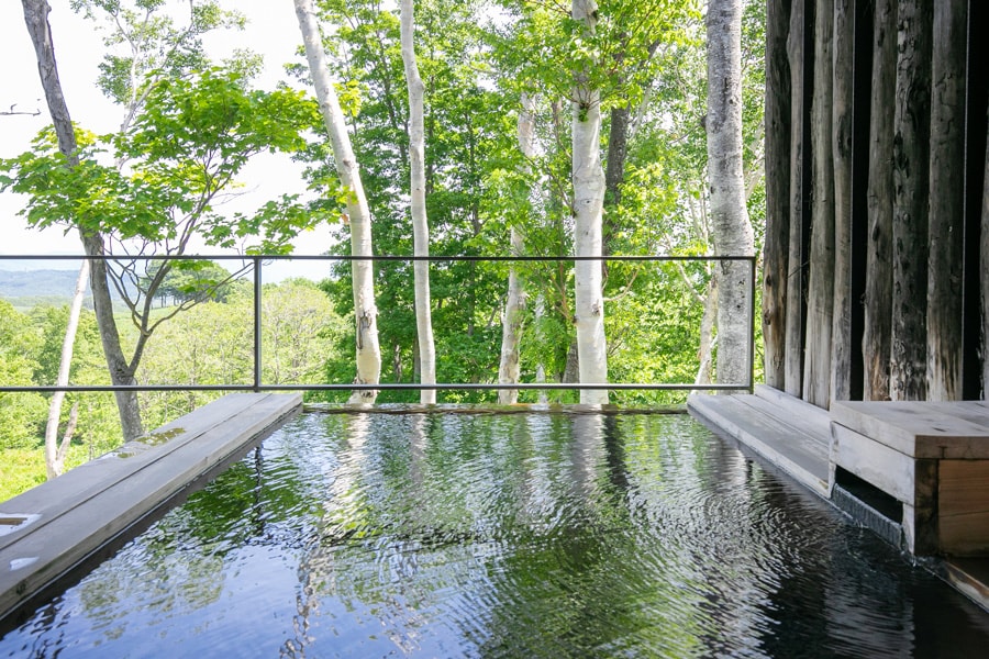 坐忘林［北海道／花園温泉］檜づくりの露天風呂がある部屋も。