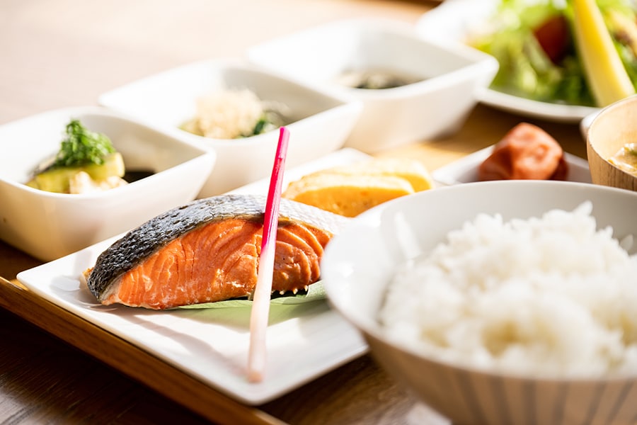 正午まで味わえる「GINZA CASITA」の朝食。ふっくらご飯に焼き魚の和食で、朝から幸せな気分に。