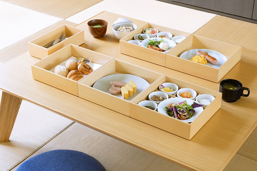沖縄の地元素材をふんだんに使い、重箱で提供される朝食の例。