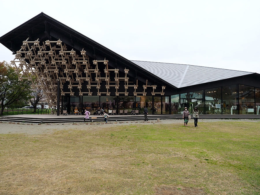 建築家・隈研吾さんが設計した「スノーピークランドステーション白馬」。