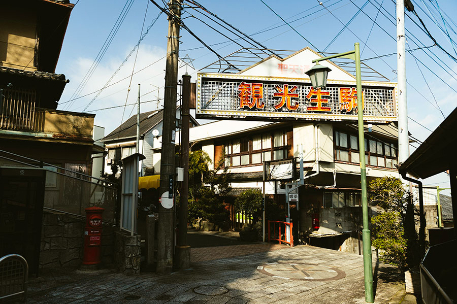 戦前にできた新地はレトロな昭和の風情が残る。