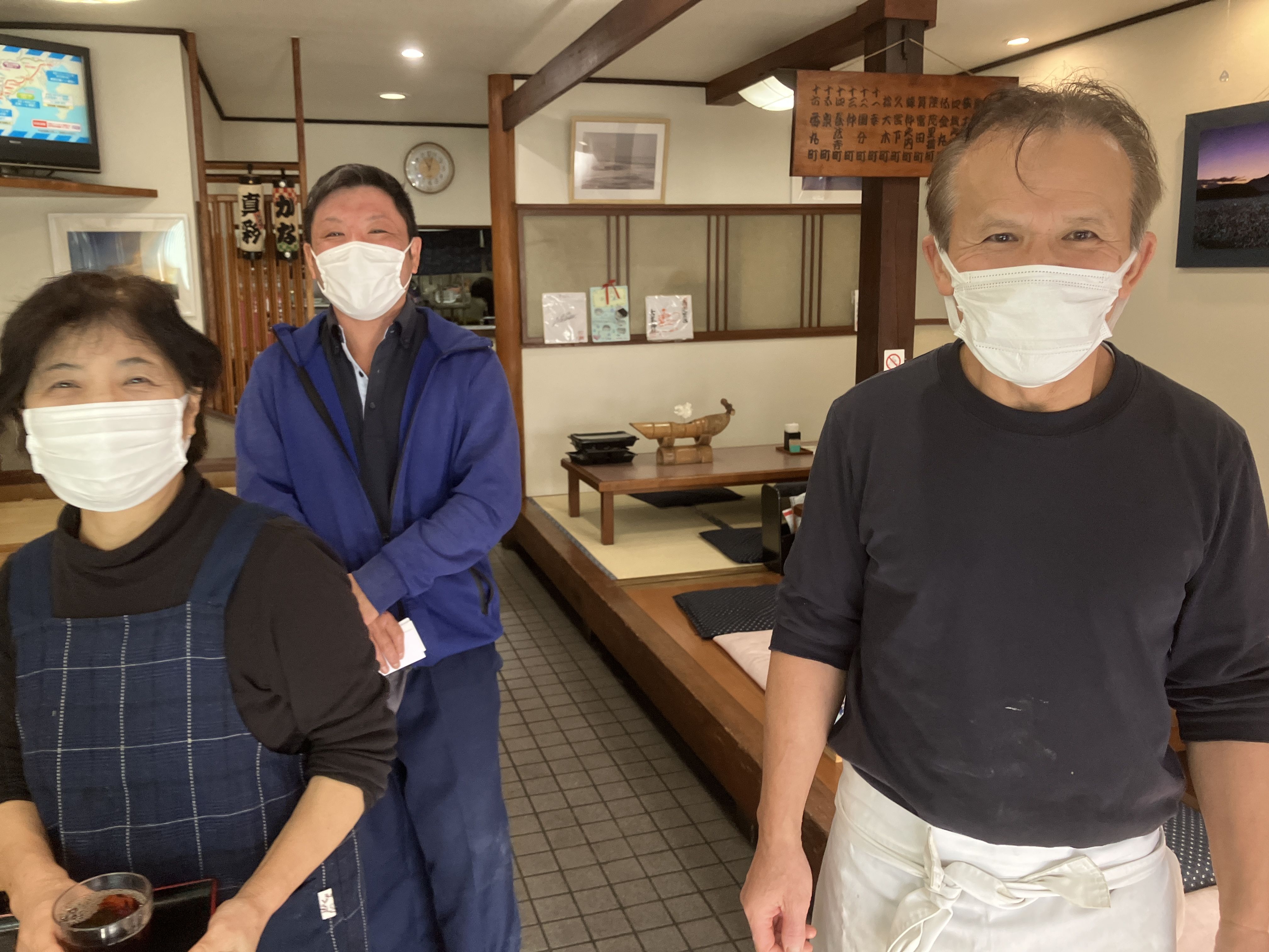 3代目店主の溝口光幸さん（右）と奥さんと4代目の溝口俊介さん