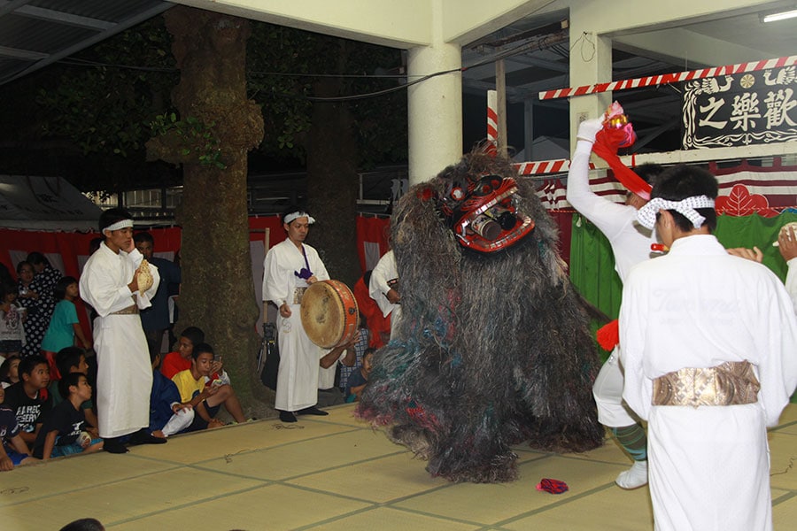 塩川と仲筋で演目が異なる八月踊り。©多良間村ふしゃぬふ観光協会