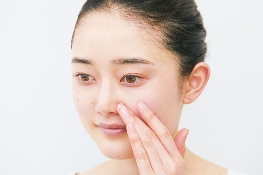 朝の肌に指で触れ、皮脂のベタつき、クリームや乳液の被膜感があるなら洗顔料が必要。