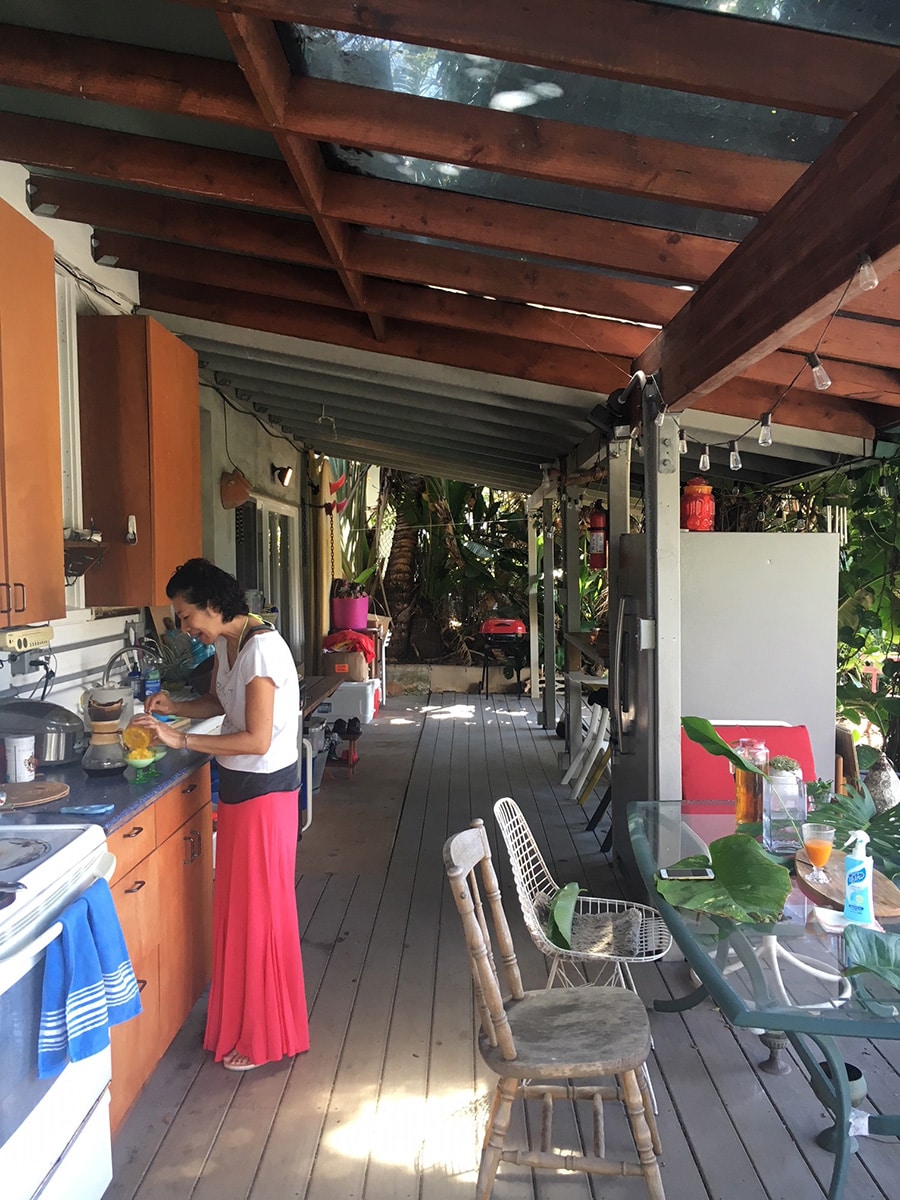 “チトカフェ”公開！　庭の葉を切って食事のトレイにして、ご飯の用意をしてくれています。