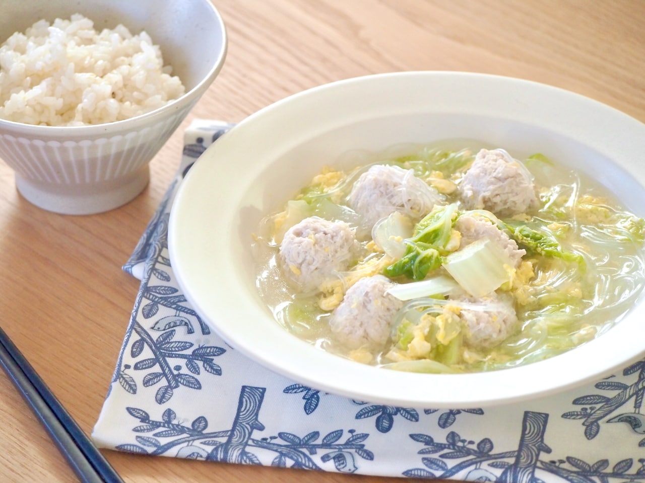 卵に火が入ったら、塩で味を整えて完成。