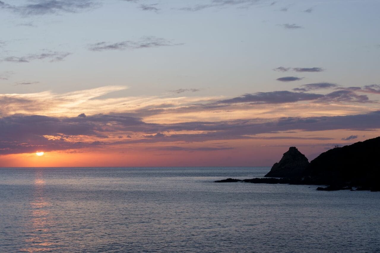 屋久島の夕暮れ。太陽が水平線へと沈んでいく　©️大島淳之