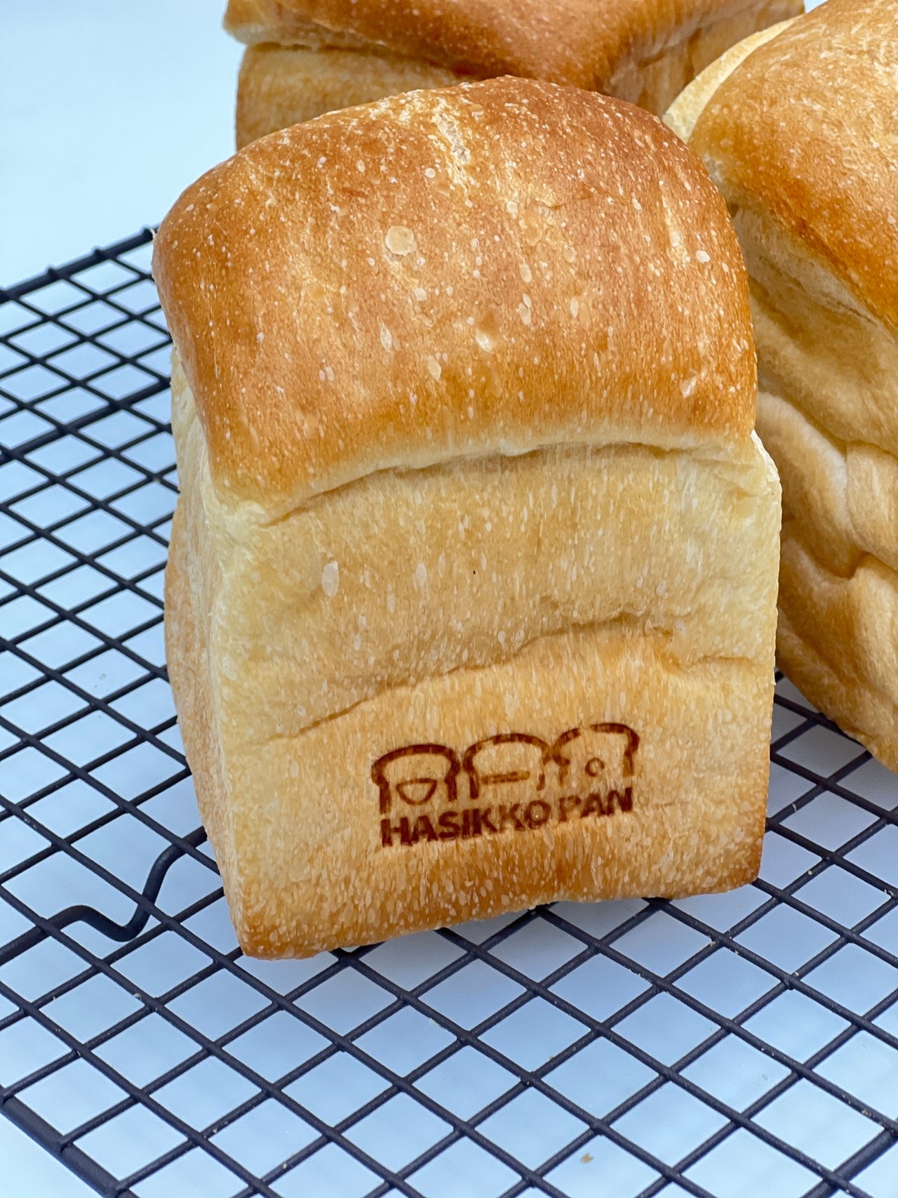 オリジナルの焼き印が目を惹く「はしっこ食ぱん」340円。提供写真　※以下、価格はすべて取材時の2026年2月時点のもの