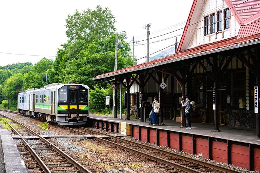 ローカル感溢れる普通列車が川湯温泉駅に到着。摩周駅からは2駅・約17分。