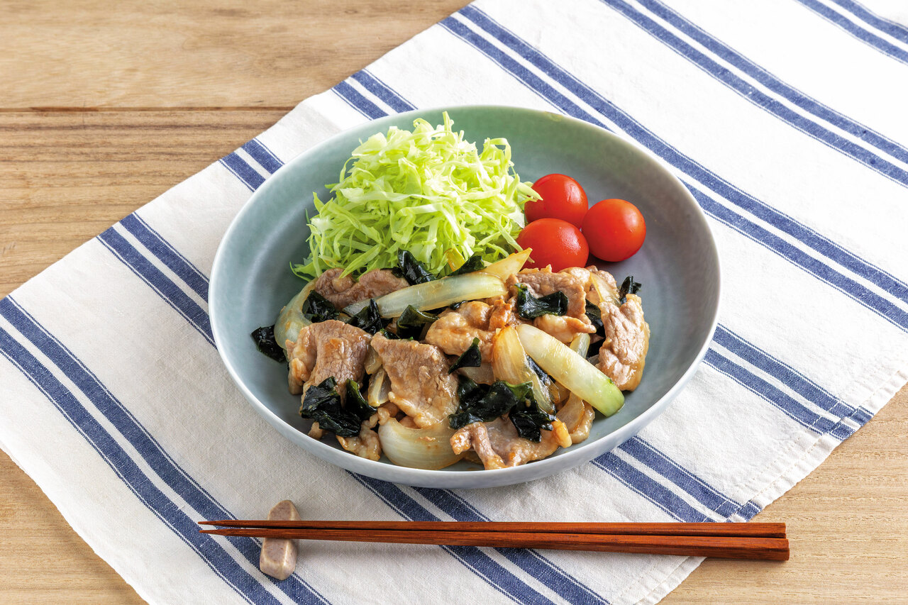 わかめ入り豚もも肉のしょうが焼き。エネルギー286kcal、たんぱく質23.2g、脂質14.6g、炭水化物17.4g。