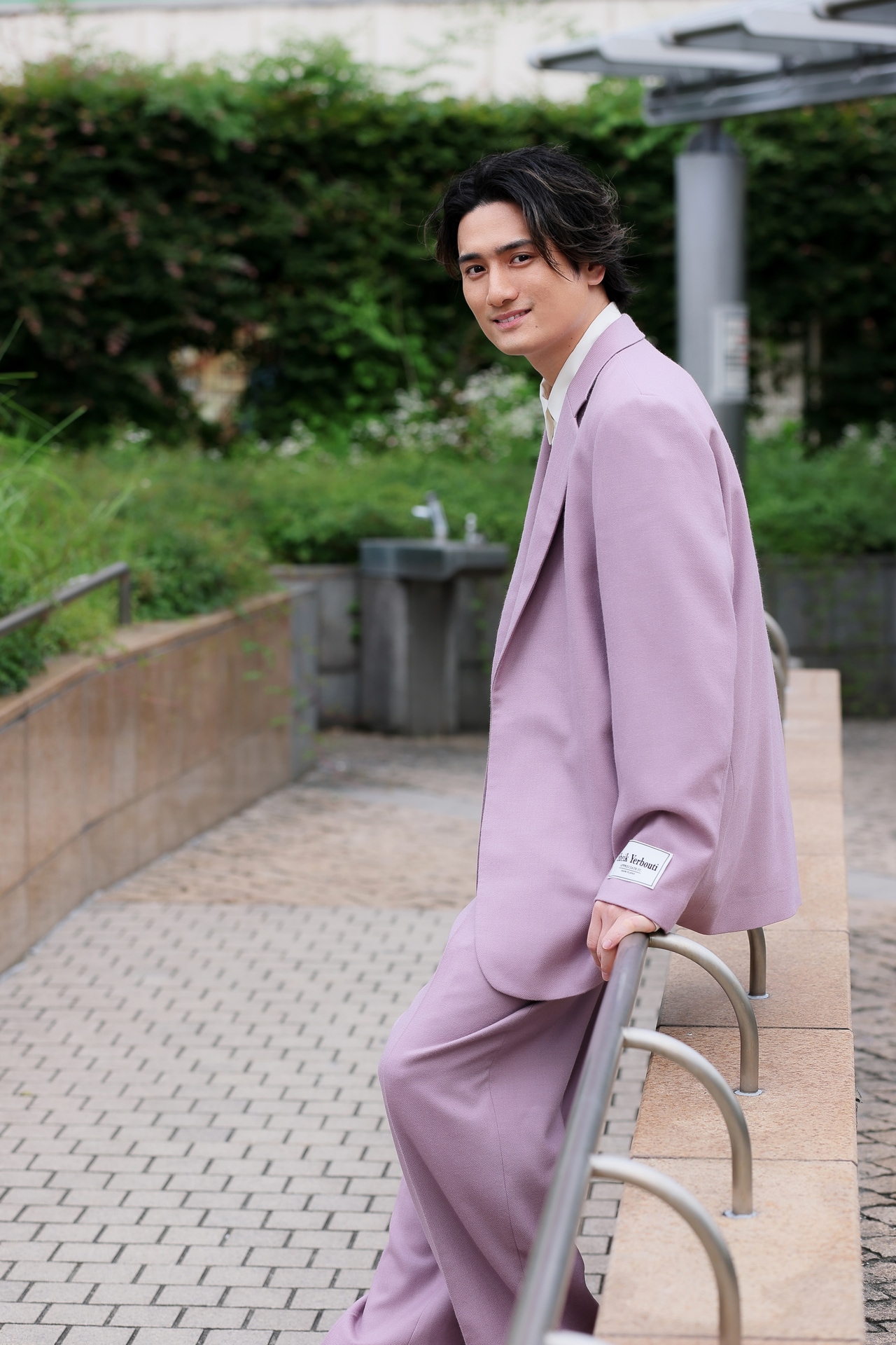 すらりとした長身が目を引く。撮影中でも注目を集める隼人さん。