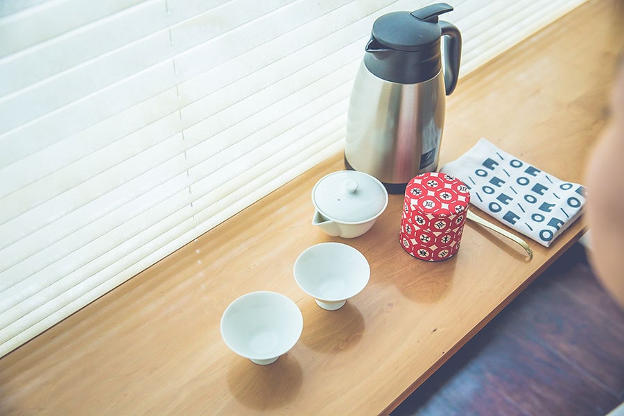 ［おいしい日本茶の淹れ方］(1) まずは、茶器を用意する。急須、湯のみ、茶葉、茶さじ、ポットにお湯を準備しておく。