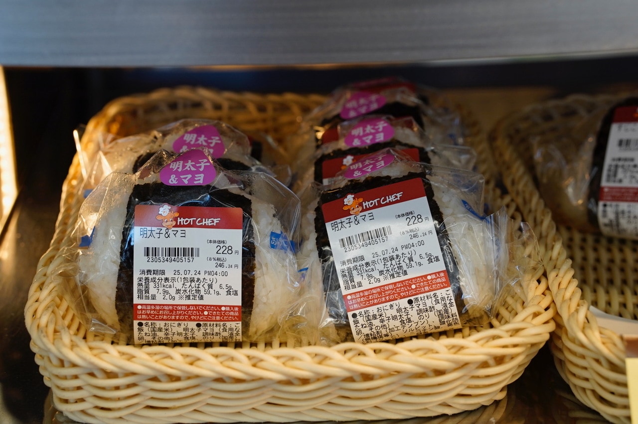 北海道のご当地コンビニ「セイコーマート」は、地元にも観光客にも愛されている。なかでも、お店でつくる「ホットシェフ」が人気!