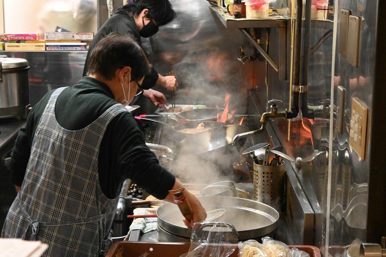 「暑い」。寒い盛りなのに、厨房では汗が出る（満洲味）