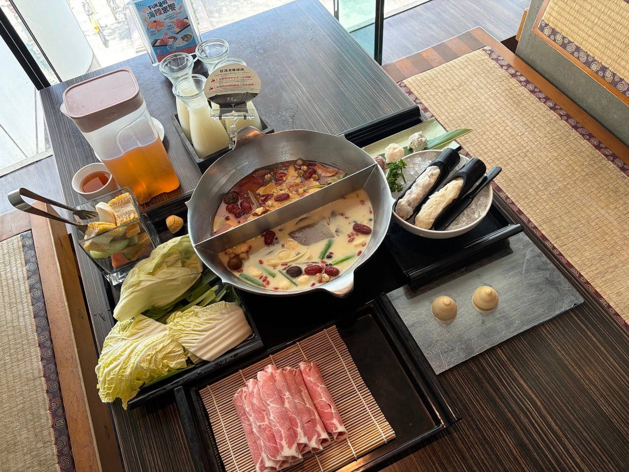 鍋の基本料金は人数分の鍋代（1人前189元）に、好みの具材を追加するスタイル。写真は冰淇淋豆腐（フワフワ豆腐）入りの鴛鴦鍋に、野菜盛り合わせや肉などを追加した2人分で、合計1,980元です。