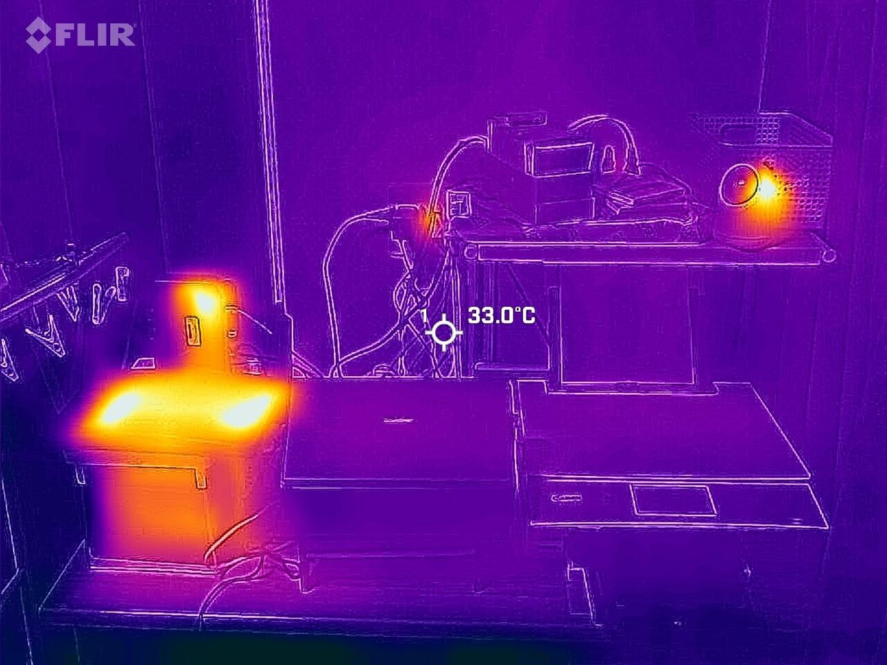 「FLIR」はヒートマップ画像に線画を合成してくれるので、宅内をざっと見渡しただけで、熱源となっている場所がひとめで分かります