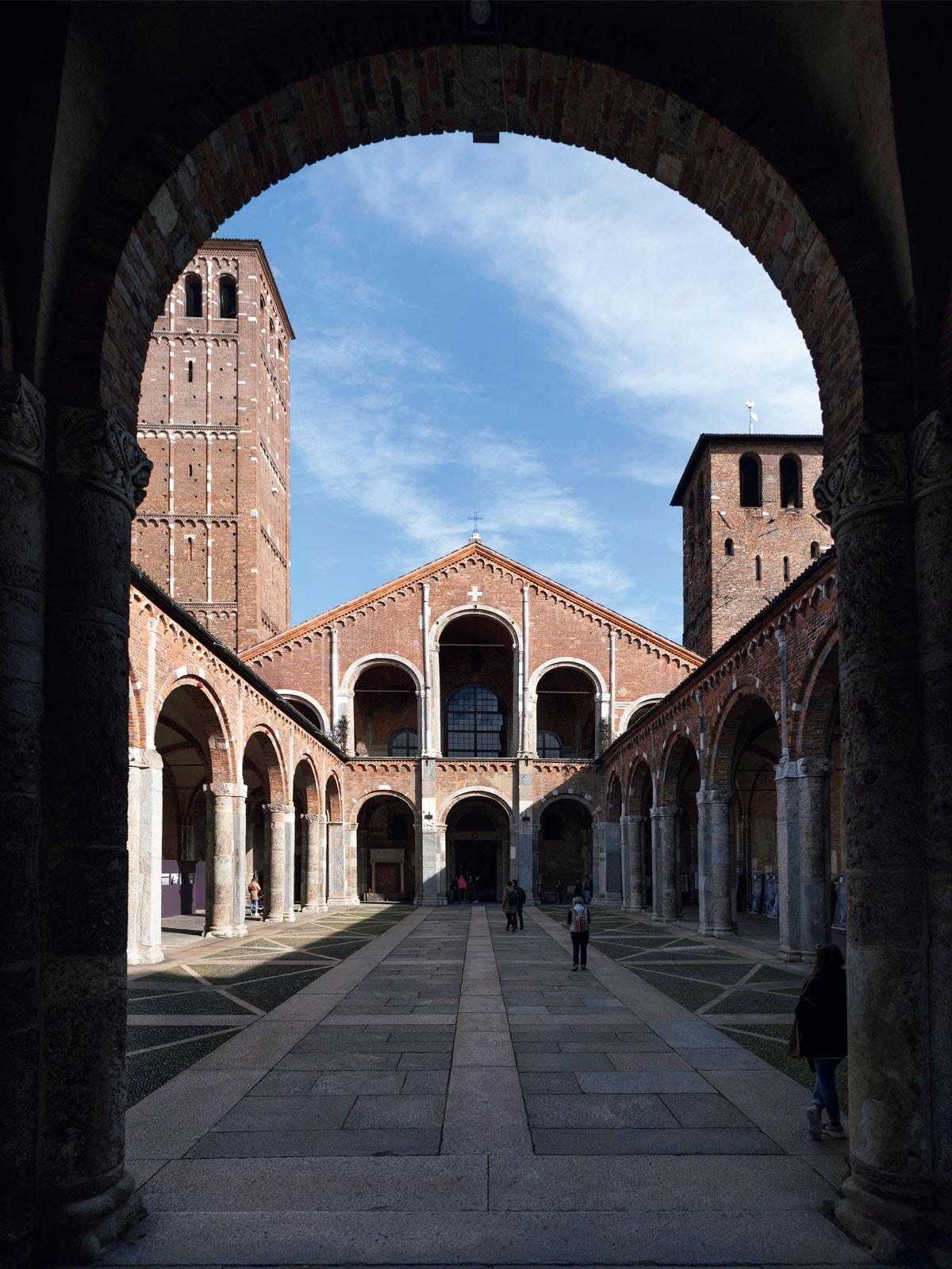 サンタンブロージョ教会は385年ごろに建てられミラノで最も古い教会。半円アーチが施された造り。ミラノの聖人、アンブロシウスが祀られている。