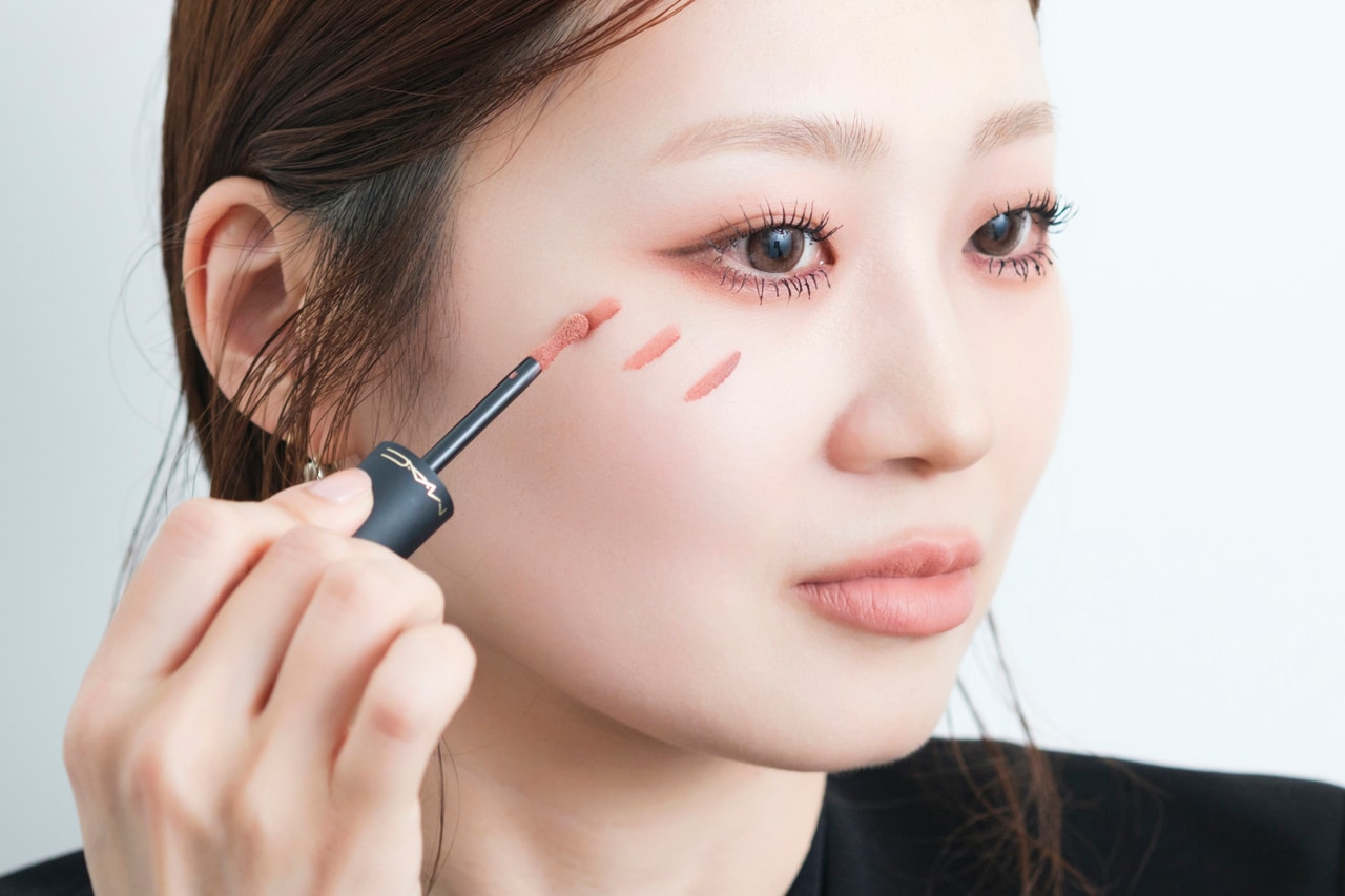 チップを少ししごいて量を調節してから、頬の高いところにチップを当て、3カ所ほどに短い斜線を描く。