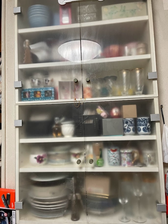 1回目の断捨離当時の食器棚。詰め込みすぎで棚板が歪んでいた。
