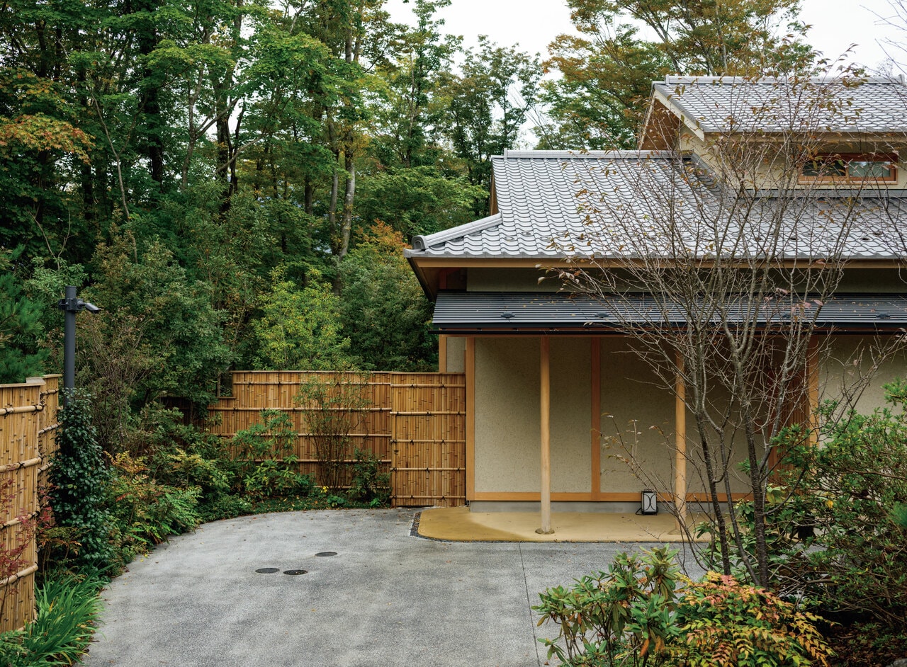 離れ客室は趣の異なる全3室。離れ貴賓室「雨」をご紹介。客室には自然との一体感を生む巨石庭園露天風呂と水風呂付のドライサウナ、2階に展望風呂を備える。