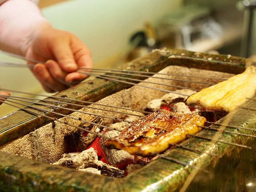 料理長が備長炭で鰻や鶏肉を焼いてくれる。