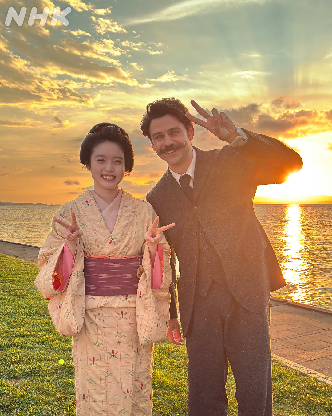 朝ドラ「ばけばけ」トキとヘブンのオフショット。「ばけばけ」公式Xより。