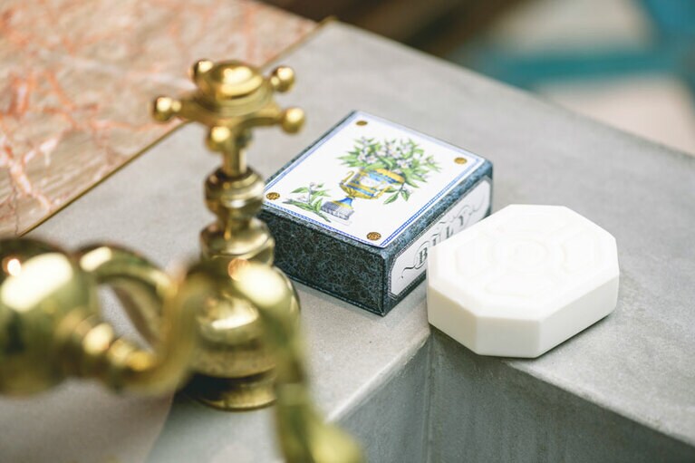 八角形フォルムが珍しい中性石鹸 4,300円。