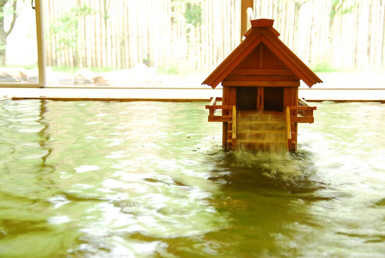 お社を象った湯口から絶え間なく湯が注がれる。