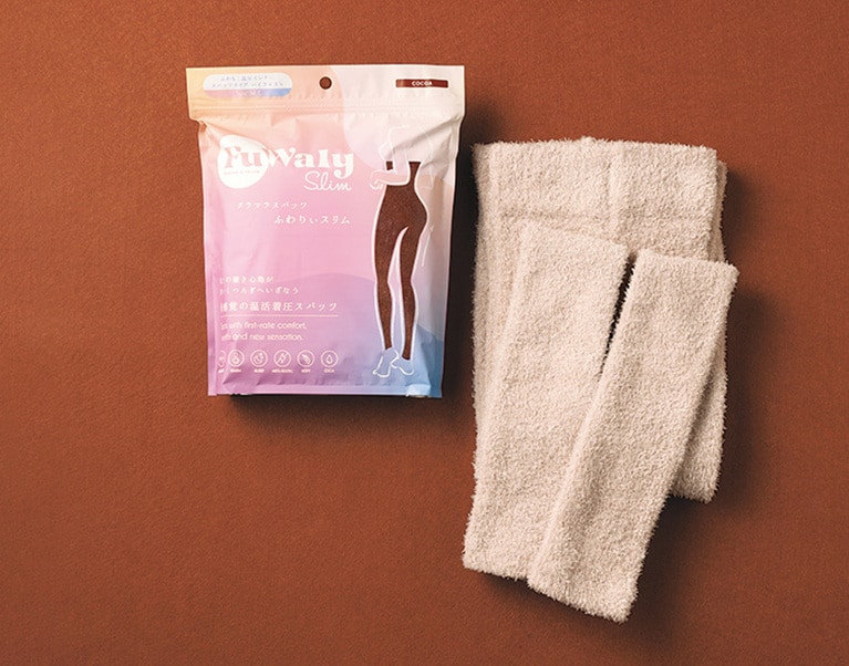 グラマラスパッツ・ふわりぃスリム スパッツタイプ〈左から〉Cocoa、Smoky White　各2サイズ（M-L、L-LL）5,478円／YB-LAB.