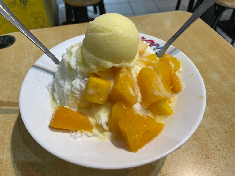 訪問時は1人でしたが、なぜかスプーンが2本。見た目は1人では食べきれなそうなボリュームですが、甘さ控えめで、意外とぺろりと完食できてしまいます。