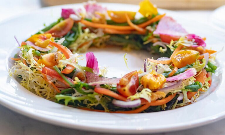 Warabi and Opai Salad(ワラビとオパイのサラダ)  16ドル。Photo: Uchida Hisashi