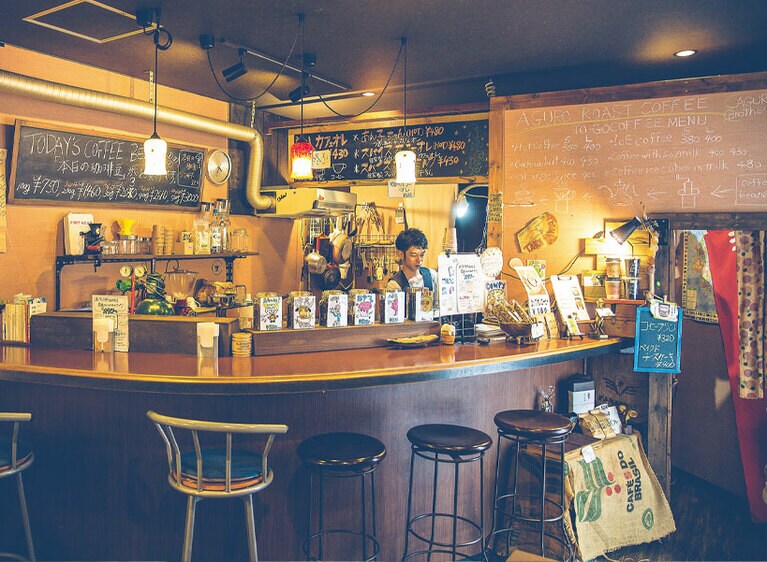 カウンターのほかテーブル席もある店内は近隣住民の憩いの場でもある。また、豆以外はすべて店内で作っている。