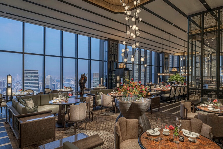 37階「江南春」のグラマラスな店内。個室や半個室もあり。