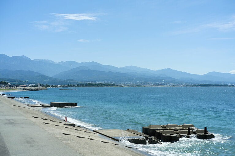 生地鼻灯台は、北陸地方では、舳倉島灯台に続いて第2番目の高さ。