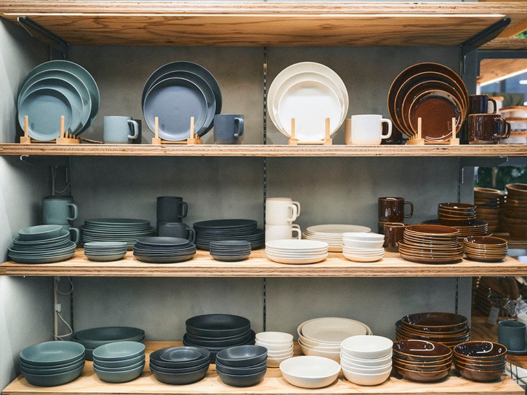 和洋折衷、どんなジャンルの料理でも見栄え良く盛り付けられるように作られた食器。これで100円から買えるのだから驚きだ。