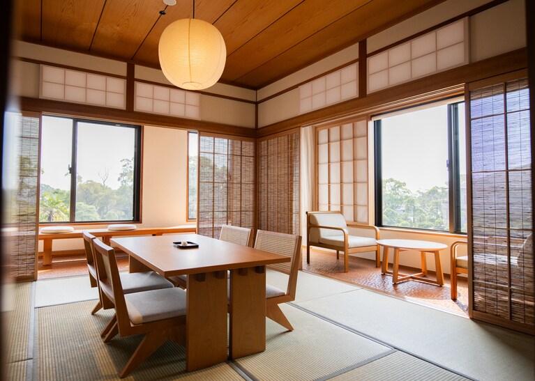 角部屋「芍薬」からは、近代和風建築の瓦屋根が間近に見える。