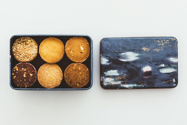 クッキー缶(睡蓮) 24枚入り 3,456円(ネットショップは3,953円)／Patisserie ease