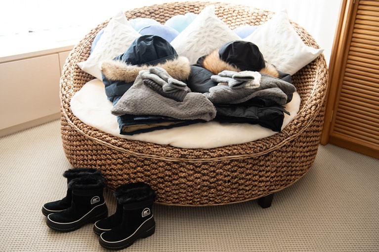 用意されているのはスタイリッシュな「雪ガールグッズ」。SORELのスノーブーツ、HESTRAの手袋、John Rich & Bros.のアウター、雪だるま型の虫メガネも。