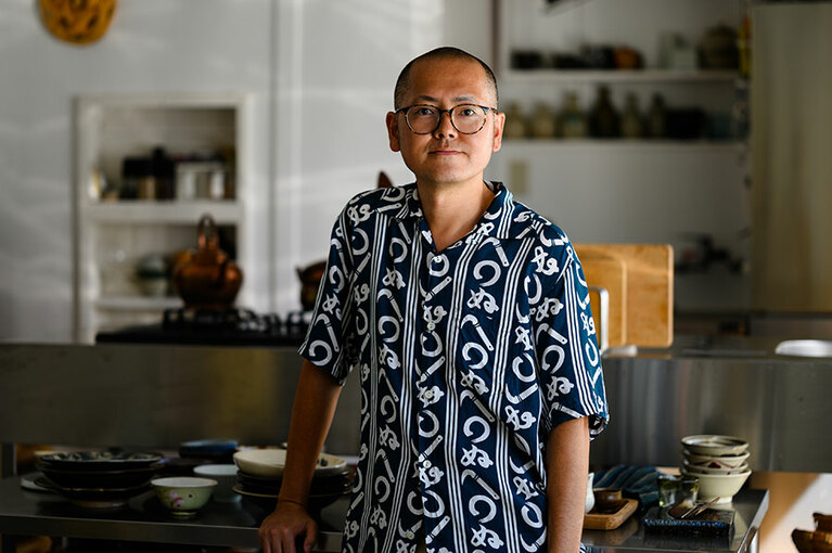 「みんげい おくむら」主人の奥村忍さん。