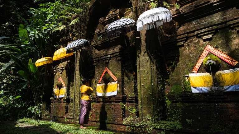 聖水を使い、心身を浄化する「ア・ソウル・リボーン」。