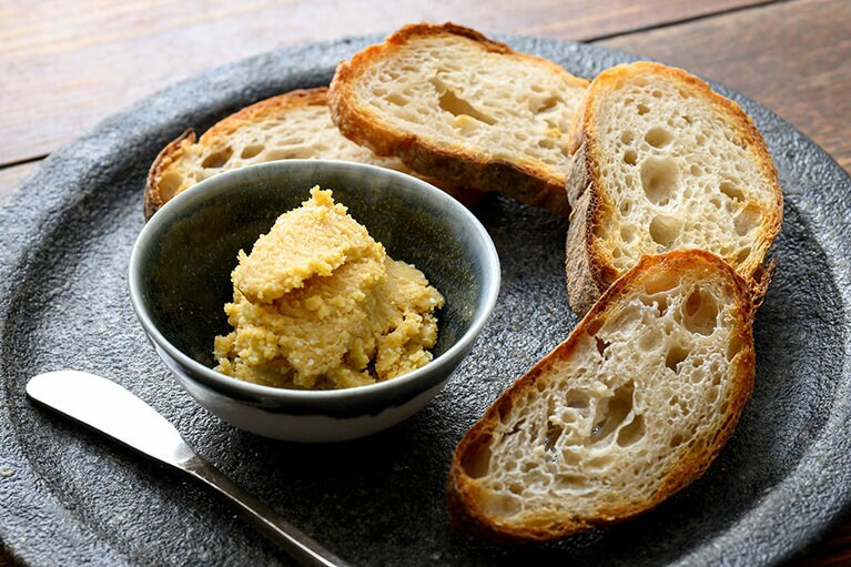 “自家製ウニバター・バゲット”1,890円。その見た目からも濃厚さがわかる“まさにウニ”のバターが絶品。