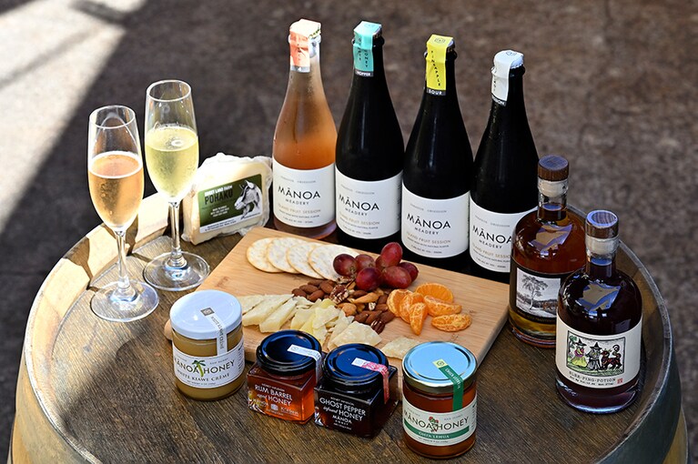 お楽しみのテイスティング。ミードの原料は100％ハワイ産(蜂蜜、フルーツ、水)。